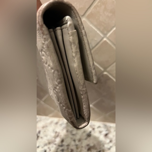 Gucci Beige Wallet with Gold Accent - Picture 7 of 9